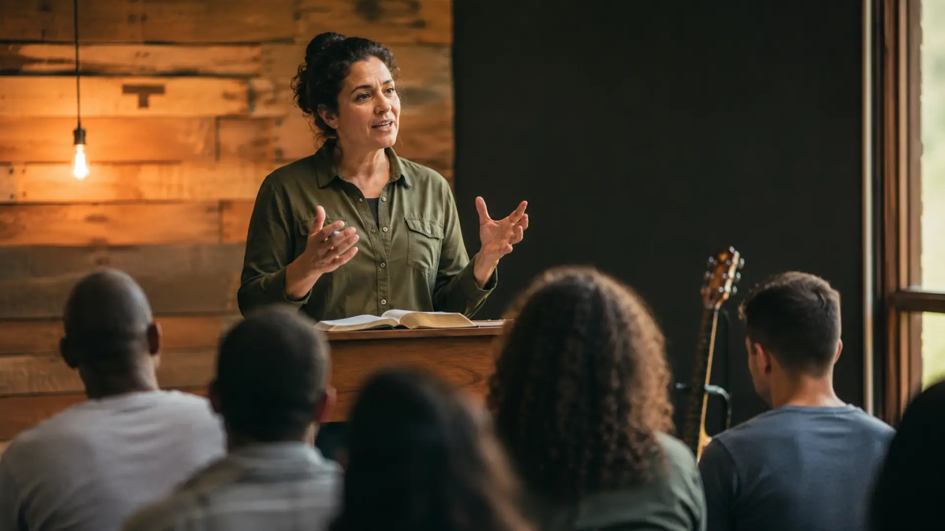 Mulher pregando a Palavra de Deus em comunidade de fé